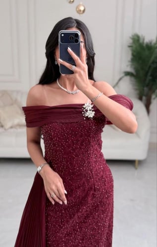 فستان احمر بكسرات بليسيه