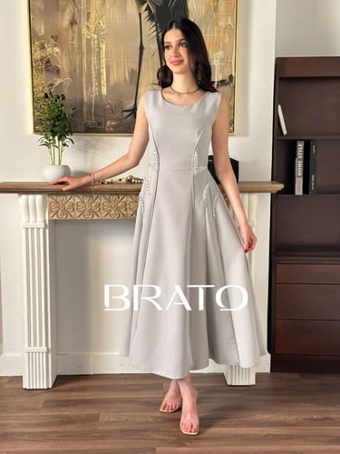 فستان ميدي رمادي بتطريز لؤلؤي جانبي