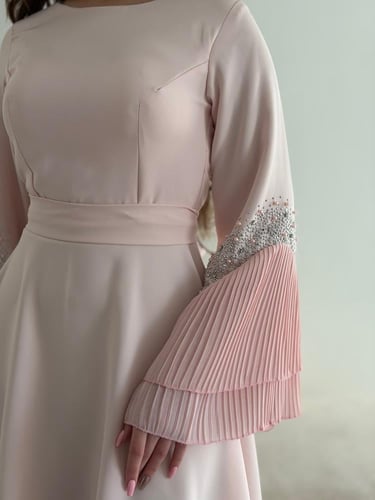 فستان ميدي وردي بياقة دائرية وأكمام بليسيه