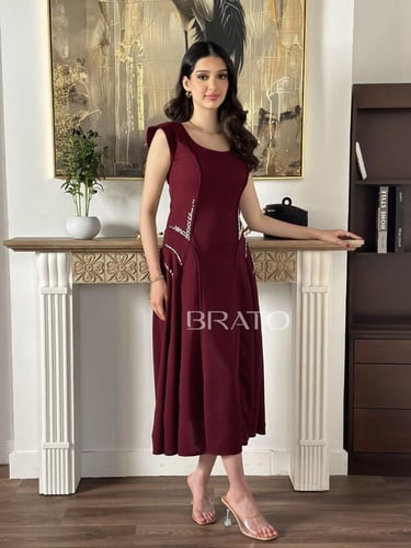 فستان برغندي مطرز باللؤلؤ الجانبي