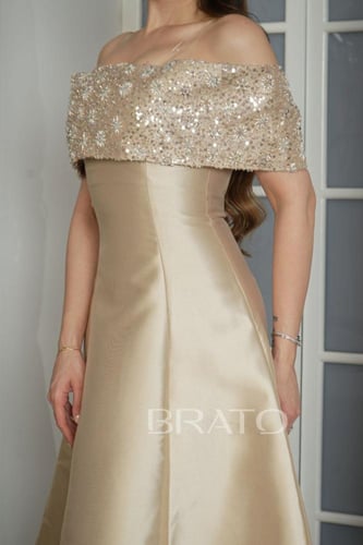 فستان ساتان ذهبي شامبين بكاب مطرز بالكريستال