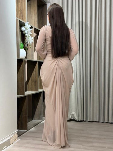 فستان سهرة نود بياقة عالية وأكمام طويلة