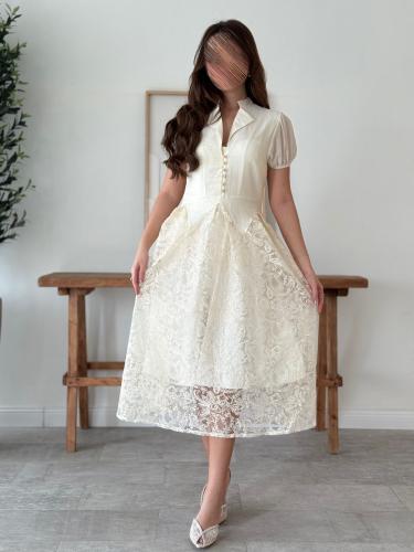 فستان ميدي أبيض بتصميم كلاسيكي وتفاصيل الدانتيل ال...