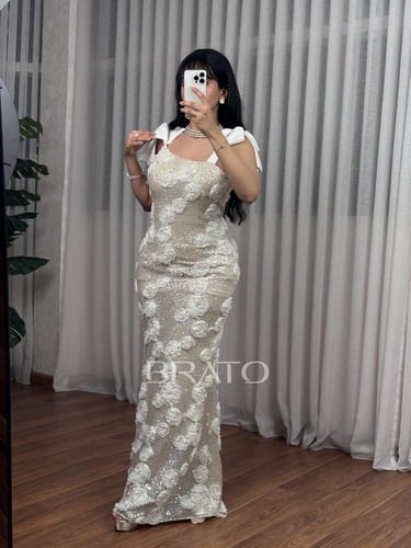 فستان ميرميد ذهبي مرصع بزهور بيضاء بارزة