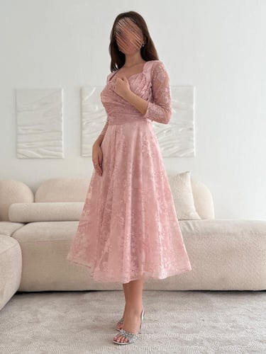 فستان ميدي" من الدانتيل الفرنسي الناعم بلون الروز...