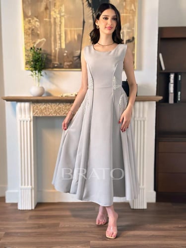 فستان سكري ميدي بتطريز لؤلؤ جانبي