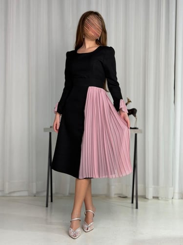 فستان ميدي أسود ووردي بكسرات جانبية