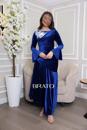 فستان مخمل نيلي بدرابيه جانبي وأكمام جرس