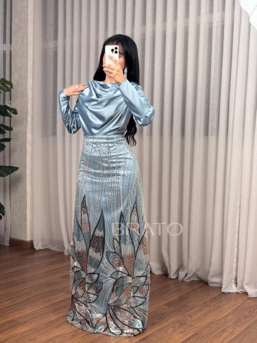 فستان سماوي بياقة درابيه وتنورة مطرزة