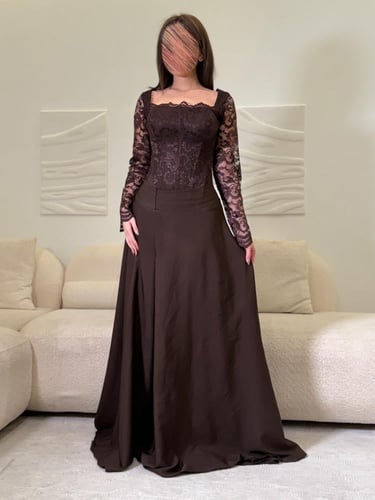 فستان بني طويل بأكمام دانتيل