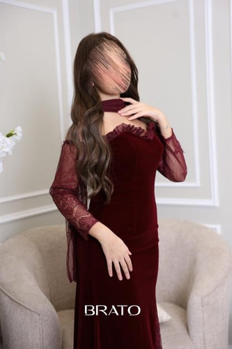 فستان مخمل برغندي بأكمام دانتيل
