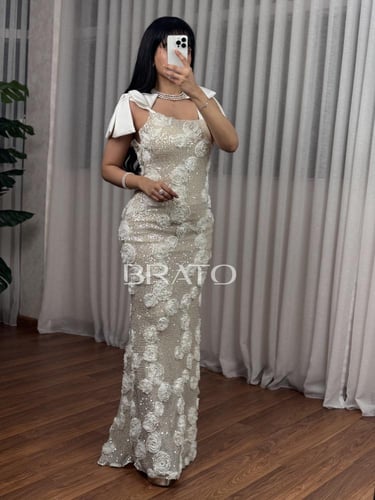 فستان ميرميد ذهبي مرصع بزهور بيضاء بارزة