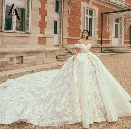 فستان زفاف انيق بذيل طويل