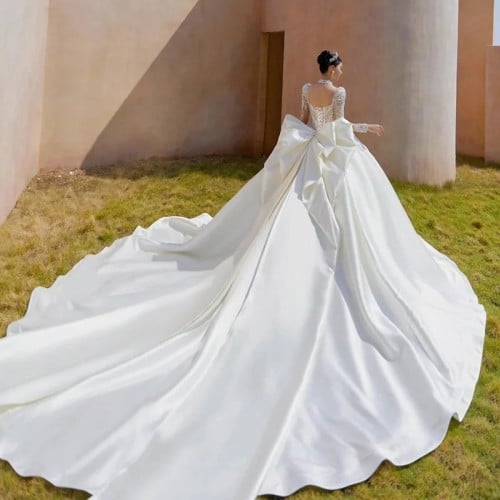 فستان عروس فاخر جديد 2023 لؤلؤي ساتان بدون ظهر مع...