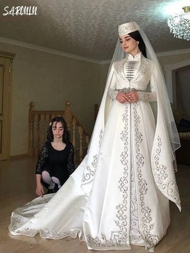 فستان زفاف انيق برقبه عاليه اكمام طويله عبايه دبي...