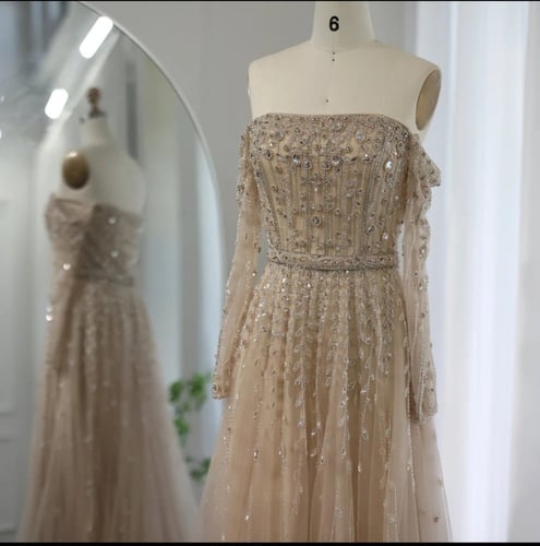 فستان سهرة مكشوف الكتفين انيق