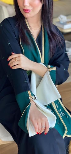 عباية اليوم الوطني مع وشاح فصوص