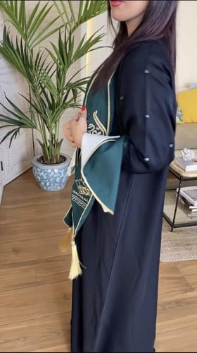 عباية اليوم الوطني مع وشاح فصوص