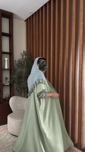 عبايه مصنوعة بقماش الحرير المغسول باللون الاخضر ال...