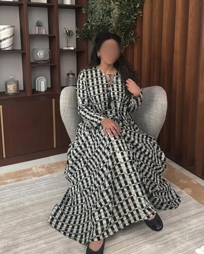 جلابية مصنوعة بقماش القطن مزينة بنقشة مربعات باللو...