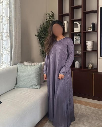 جلابيه مصنوعه بقماش حرير الناعم باللون البنفسجي، م...