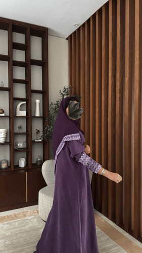 عبايه مصنوعة بقماش الحرير المغسول باللون البنفسجي.