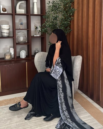 عبايه مصنوعة بقماش الكريب مبطنه بالكامل بقماش الحر...