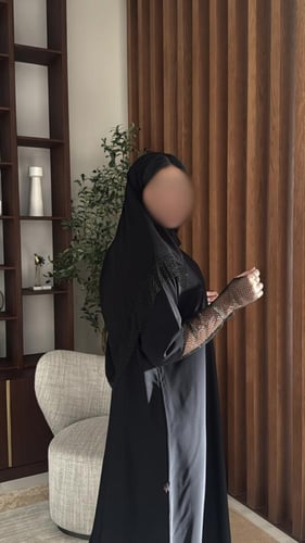 عبايه مصنوعة بقماش الكريب باكمام لماع مع اصبع ‎ تت...