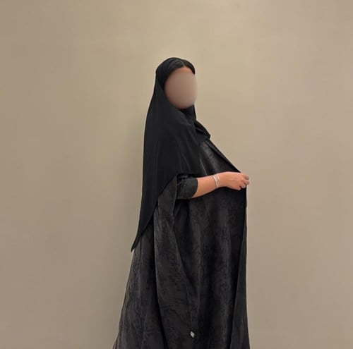 ‎عبايه مصنوعة بقماش الحرير المغسول باللون الاسود