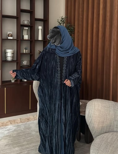 عباية مصنوعة من قماش المخمل بلون أزرق مزينه بكلفه...