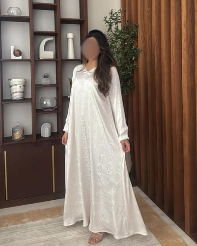 جلابيه مصنوعه بقماش حرير الناعم باللون البيج، مزين...