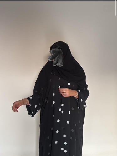 ‏‎عبايه مصنوعه من القماش الشيفون بنقاط كبيره (دبل...
