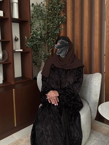 عباية مصنوعة من قماش المخمل بلون بني غامق بنقشة با...