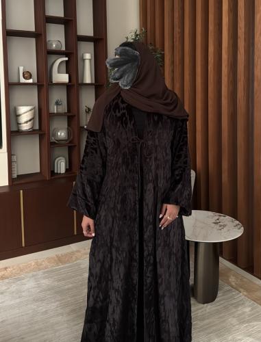 عباية مصنوعة من قماش المخمل بلون بني غامق بنقشة با...