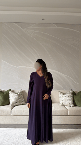 جلابية مخمل بنفسجي مزينه بقماش مورد بالخلف