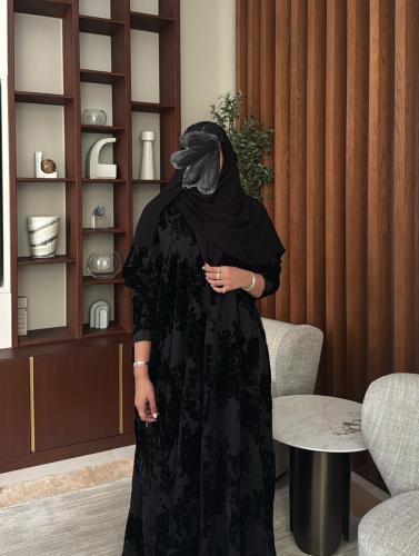 عباية مصنوعة من قماش المخمل بنقشة بارزة، مبطنة.