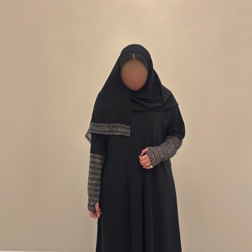 ‎عبايه مصنوعة بقماش الكريب باكمام