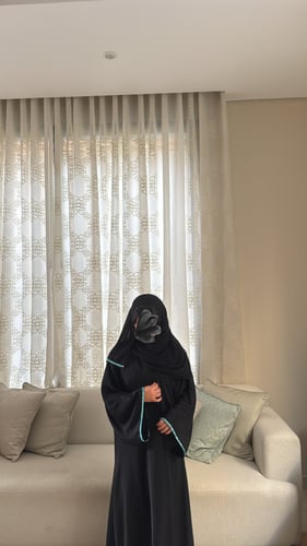 عبايه مصنوعة بقماش الكريب مزينه بكلفه بطرف الكم با...