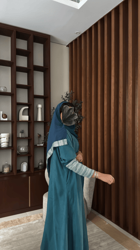 عبايه مصنوعة بقماش الحرير المغسول باللون التركوازي...