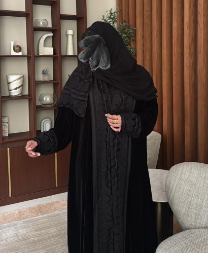 عباية مصنوعة من قماش المخمل باللون الاسود مزينه بد...