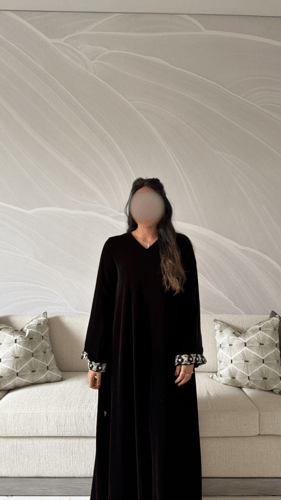 جلابية مخمل اسود مع مورده على الاكمام