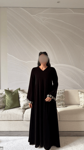جلابية مخمل اسود مع مورده على الاكمام