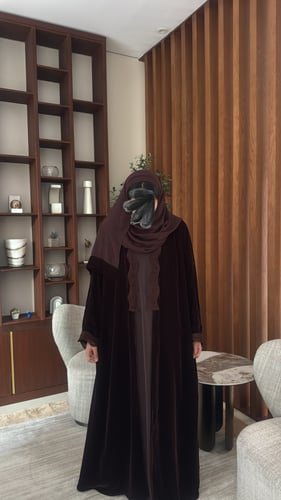 عبايه مصنوعه من القماش المخمل الكوري باللون البني...
