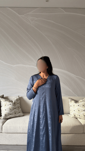 جلابية مبطنه بقماش حرير الناعم باللون الازرق الفات...