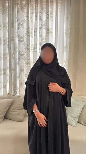 عبايه مصنوعة بقماش الكريب مزينه بكلفه لماع.
