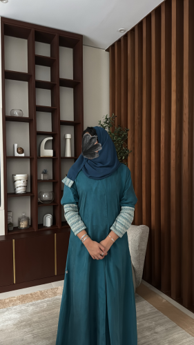 عبايه مصنوعة بقماش الحرير المغسول باللون التركوازي...