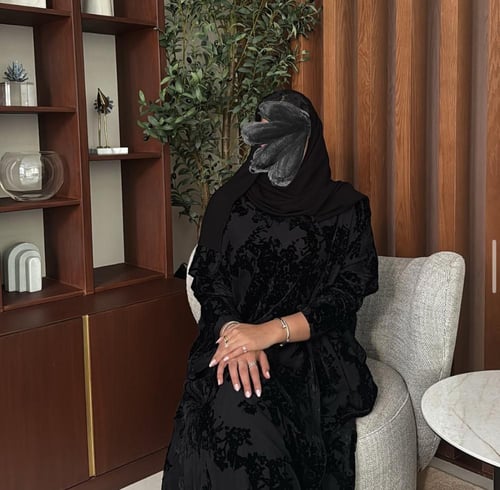 عباية مصنوعة من قماش المخمل بنقشة بارزة، مبطنة.