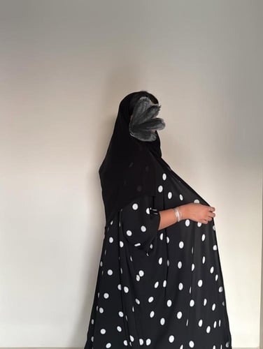 ‏‎عبايه مصنوعه من القماش الشيفون بنقاط كبيره (دبل...