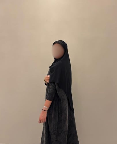 ‎عبايه مصنوعة بقماش الحرير المغسول باللون الاسود