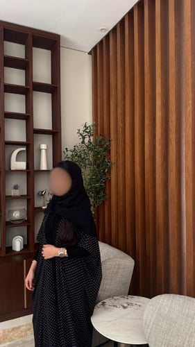 عباية مصنوعة بقماش الشيفون المنقط باكمام ضيقة مبطن...